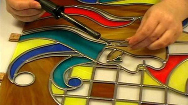Le vitrail en film est le plus facile à fabriquer vous-même. mais pas trop durable