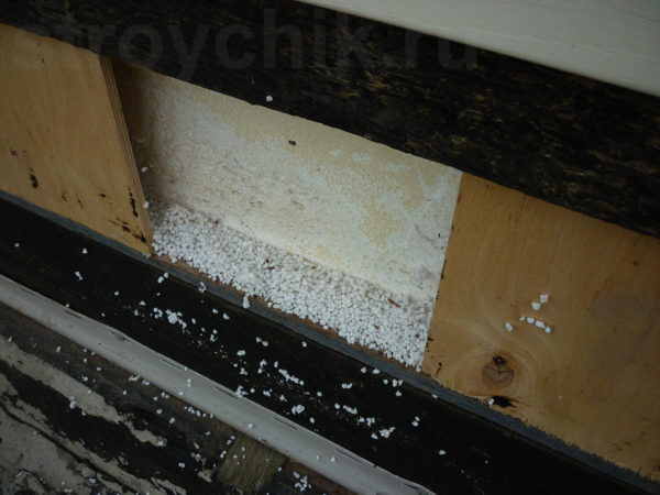 Pendant la construction, les extrémités du plafond n'étaient pas recouvertes d'une planche. Des morceaux de contreplaqué sont installés, entre lesquels il y a de grandes distances
