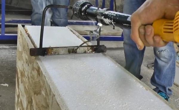 Coupe-mousse électrique avec butée de profondeur installée