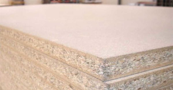 Le matériau à trois couches est plus durable. Mais la couche intérieure lâche apporte des restrictions à l'utilisation