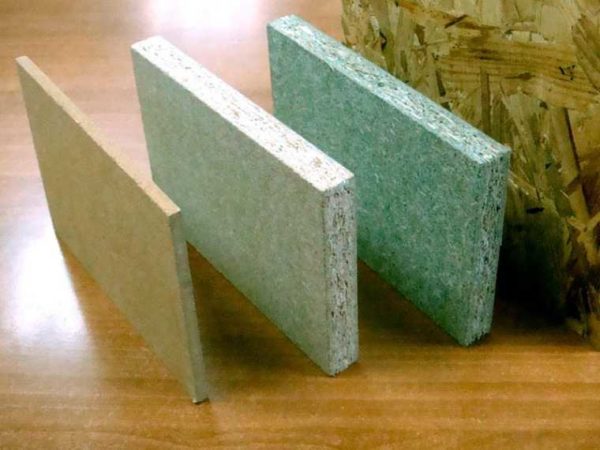 L'un des matériaux de construction en feuille d'aggloméré peu coûteux ressemble à ceci