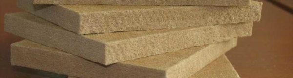 Le panneau de fibres de bois à faible densité a une structure lâche, il est utilisé comme isolation et isolation phonique