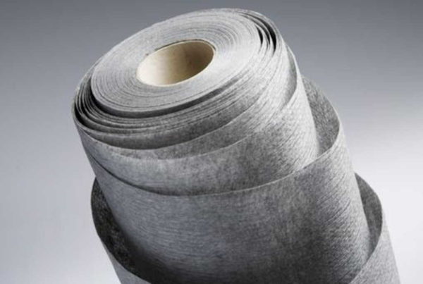 Les géotextiles liés thermiquement ont un côté plus lisse