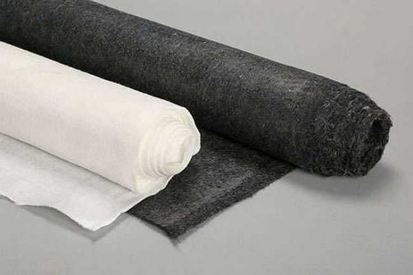 Les géotextiles sont vendus en rouleaux de 2 à 6 mètres de large