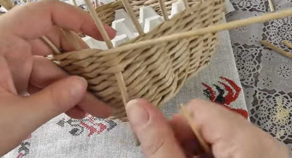 Nous sortons le tube de travail avec une brochette entre les rangées