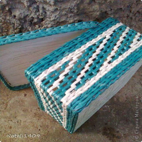 La partie est tissée avec une corde ordinaire, la partie - en utilisant un tissage couche par couche