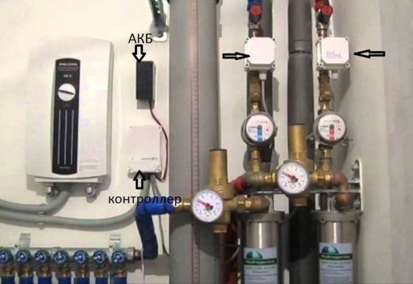 L'alimentation sur l'unité de contrôle est connectée à partir de 220 V et de la batterie d'accumulateurs