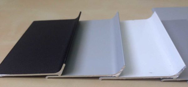 Ce ne sont que trois options possibles pour peindre les plinthes en aluminium avec de la colle