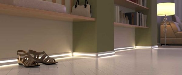 Plinthe en aluminium avec éclairage LED