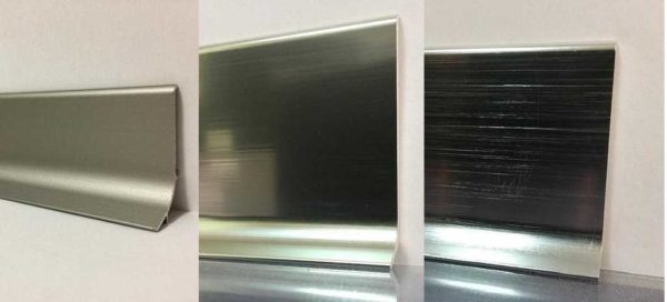 Les plinthes en aluminium peuvent être de différentes couleurs, les couleurs métalliques sont faites avec différents degrés de brillance