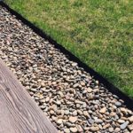 et chemin de gravier à l'aide de ruban de bordure en plastique pour jardin / pelouse / jardin