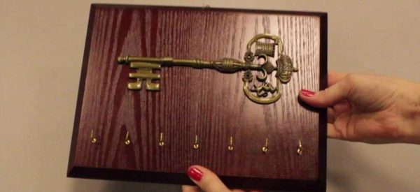 Pièce de bois bien conçue avec ornements et crochets