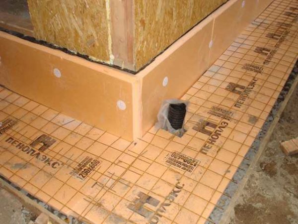Penoplex pour les zones aveugles autour de la maison et l'isolation du sous-sol est un excellent choix