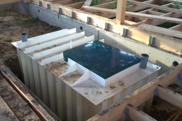 Cave en plastique pour maison ou chalet d'été avec raidisseurs soudés