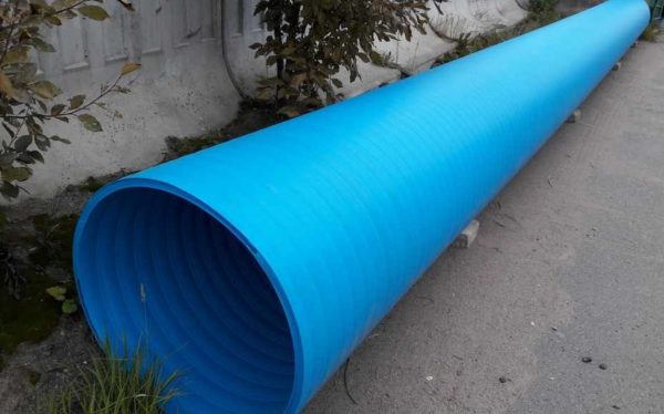 Les anneaux en plastique pour puits sont fabriqués à partir de polymères. Il existe des options parmi les polymères de verre - pour une utilisation dans des sols soulevants