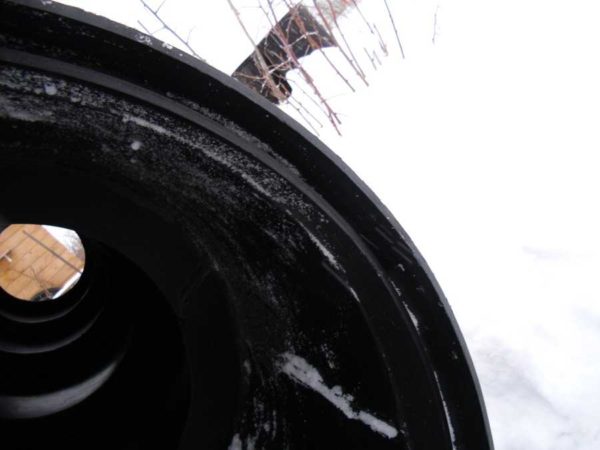 Voici une rainure dans laquelle un joint en caoutchouc est placé ou rempli d'un mastic polymère à deux composants (vous pouvez également utiliser du silicone)