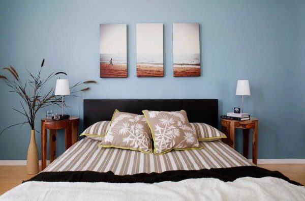 Trop de distance et trois toiles ressemblent à des tableaux séparés