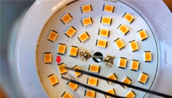 La LED grillée a une tache sombre sur la surface