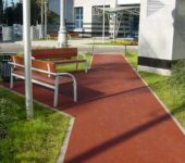 La chenille en caoutchouc à miettes est très attrayante. Il est également pratique de marcher dessus.