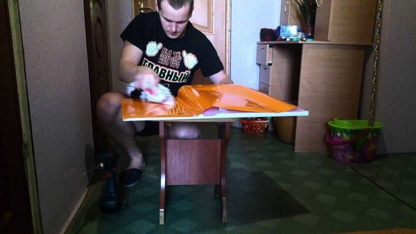 Il est plus facile de coller sur une surface horizontale