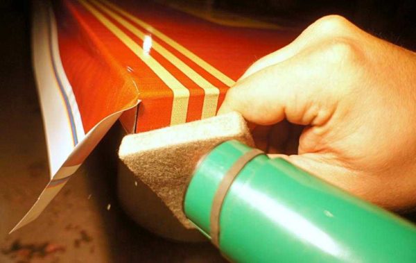 Film adhésif pour meubles - coller le coin