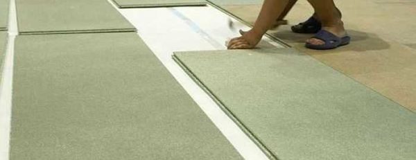Sur une base plate en béton
