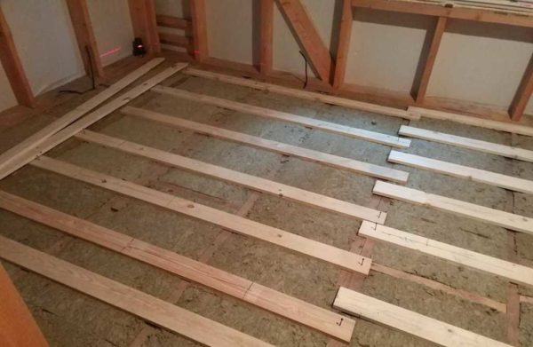 Un panneau de particules à rainure et languette jusqu'à 22 mm d'épaisseur nécessite une marche d'appui de moins de 60 cm Si les poutrelles sont installées avec une telle marche ou plus, une caisse est nécessaire