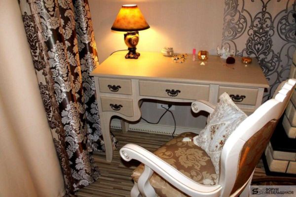 Table boudoir - pour une chambre de style classique