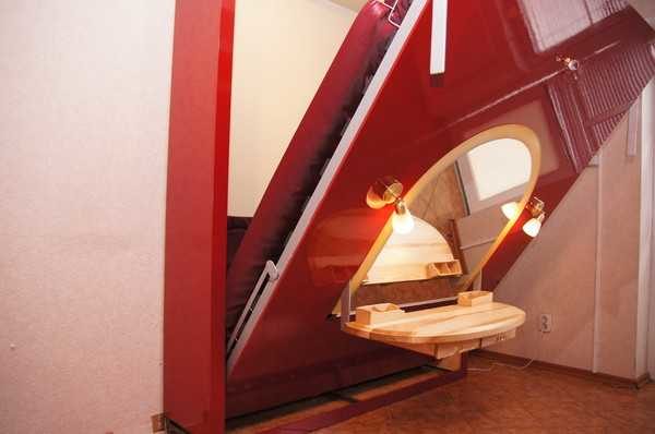 Lit pliant / coiffeuse. L'option est intéressante, mais que faire si quelqu'un dort?