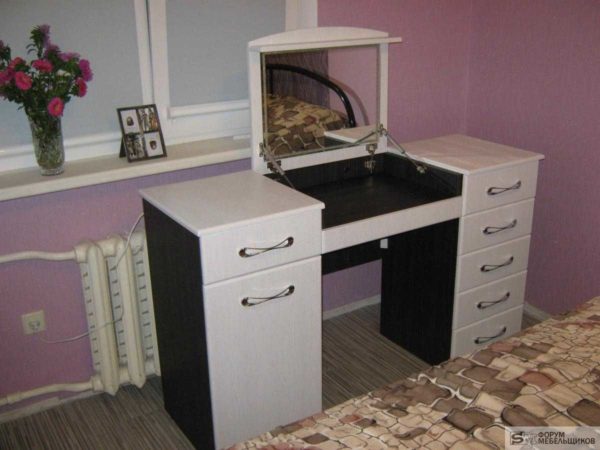 Table convertible: travail / habillage