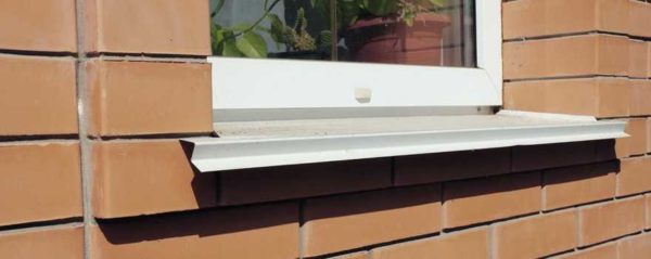 L'installation des marées de fenêtre est la dernière étape d'une installation compétente