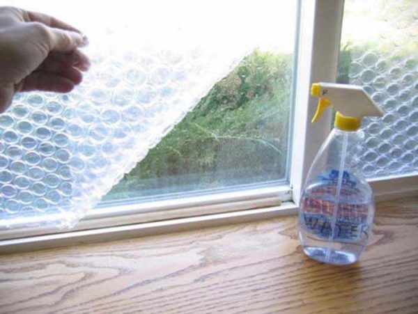 Vous pouvez le faire plus facilement - collez le film à bulles sur le verre de l'intérieur