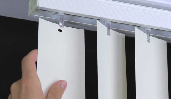 Fixation des lattes verticales en plastique