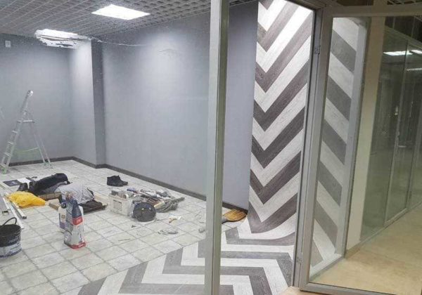 Si vous le souhaitez, il peut également être monté sur des murs. Même jusqu'au plafond