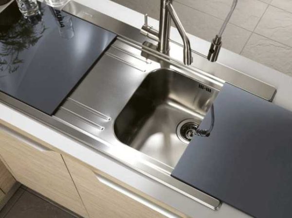 L'évier de cuisine sans rouille peut être complété par divers accessoires