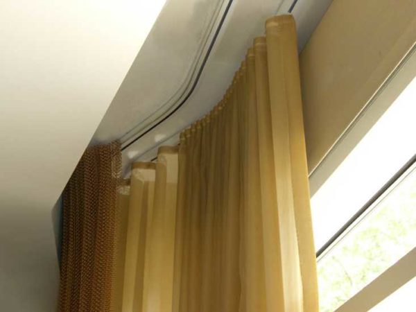 Les corniches de plafond peuvent être cintrées, exemple d'installation dans une niche de plafond en plaques de plâtre