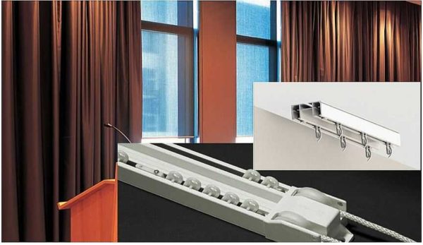 Les rideaux robustes nécessitent des avant-toits de plafond en aluminium renforcé