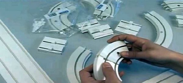 La tringle à rideau en plastique au plafond ressemble à un designer