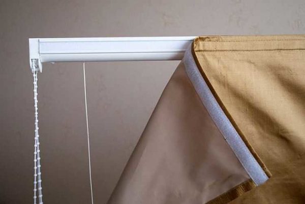 Les tringles à rideaux de plafond pour rideaux de type plat peuvent être avec contrôle et Velcro pour un lambrequin ou une bande décorative