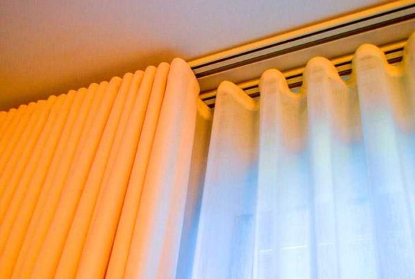 Voici à quoi devrait ressembler la corniche de plafond installée avec des rideaux