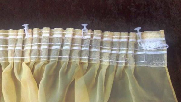 Bande de rideau et crochets dessus