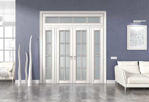 Avec une porte haute, une traverse supérieure peut être installée au-dessus de la porte