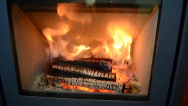 Le gaz brûle sous l'arc - c'est la post-combustion des gaz