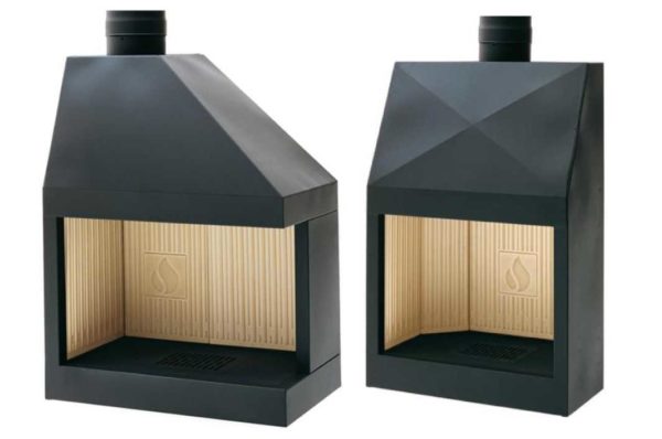 Il y a aussi un insert de cheminée en métal avec une chambre de combustion ouverte