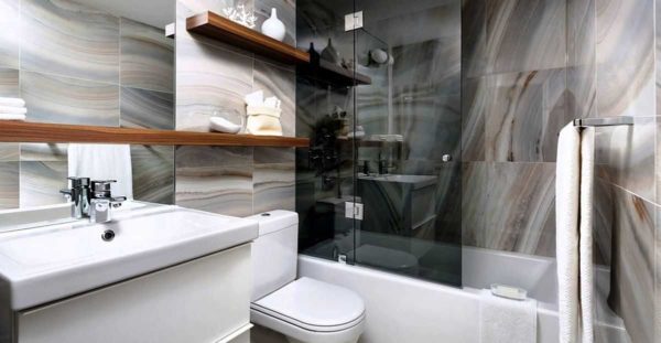 Bien que nous n'associons pas le bois à une salle de bain, il a fière allure ici.