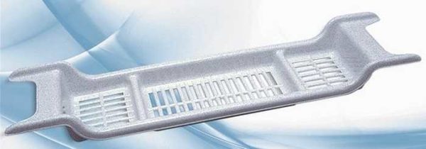 Cette étagère est installée sur les côtés de la salle de bain. Tout est à portée de main et pas besoin de se lever pour du savon ou un gant de toilette