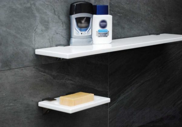 Étagères de salle de bain en pierre artificielle. La couleur peut être choisie à volonté, ainsi que la taille et la forme