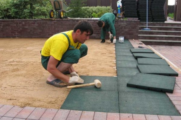 Revêtement de sol en caoutchouc pour aires de jeux: La pose de carreaux de caoutchouc en miettes sur une base sableuse est similaire à la pose de dalles