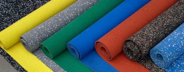 Revêtement en caoutchouc pour aires de jeux sous forme de rouleaux