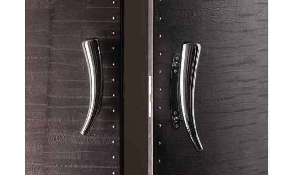 Poignée longue pour porte fixe: une option. Ceux-ci sont également appelés agrafes